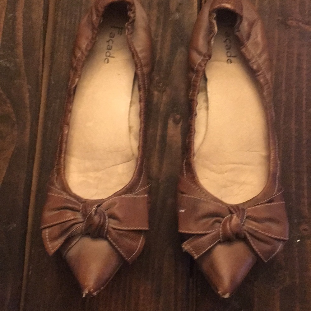 Facade brown leather flats